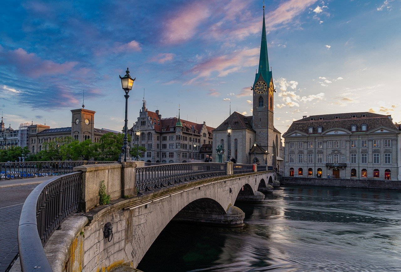 Kanton Zurich Ab Donnerstag Verscharfte Corona Massnahmen Medinlive Medizinische Information Live