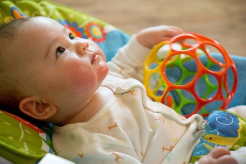 Baby mit Beißspielzeug