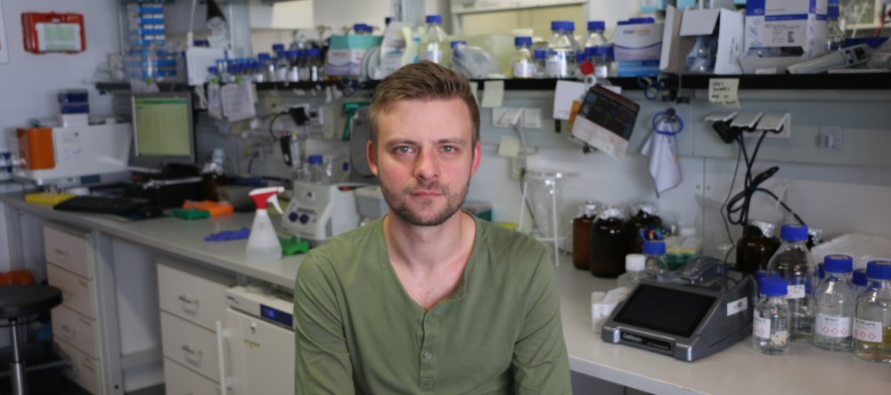 Der CRISPR-Miterfinder Krzysztof Chylinski im Labor im Vienna Biocenter.