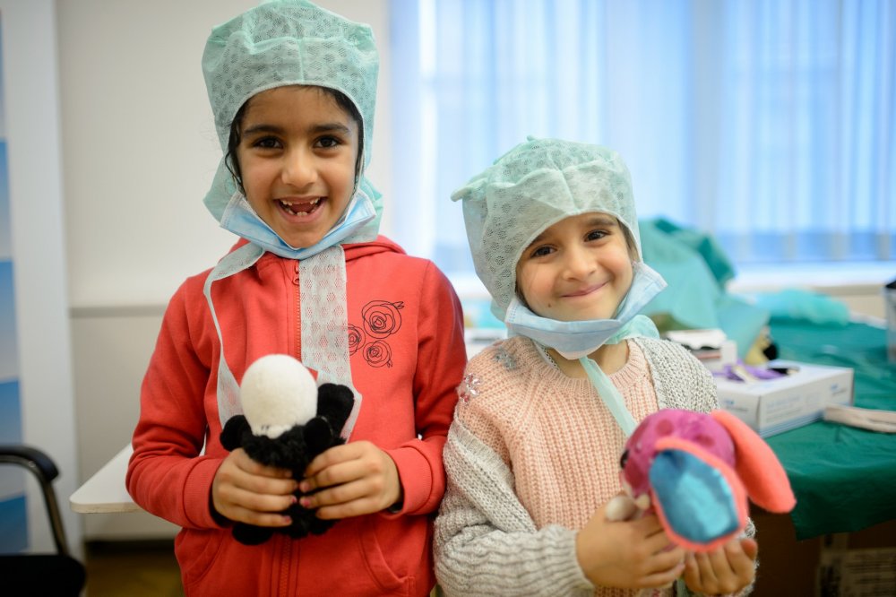 Die Kids können mit ihren Kuscheltieren, Teddys oder Puppen kommen, um sie persönlich durchs Spital zu begleiten und als „AssistenzärztInnen“ selbst aktiv mitzuhelfen.