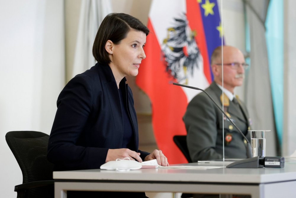 Gecko / Generaldirektorin für die öffentliche Gesundheit, Katharina Reich (l.) und Generalleutnant Norbert Gehart (r.)
